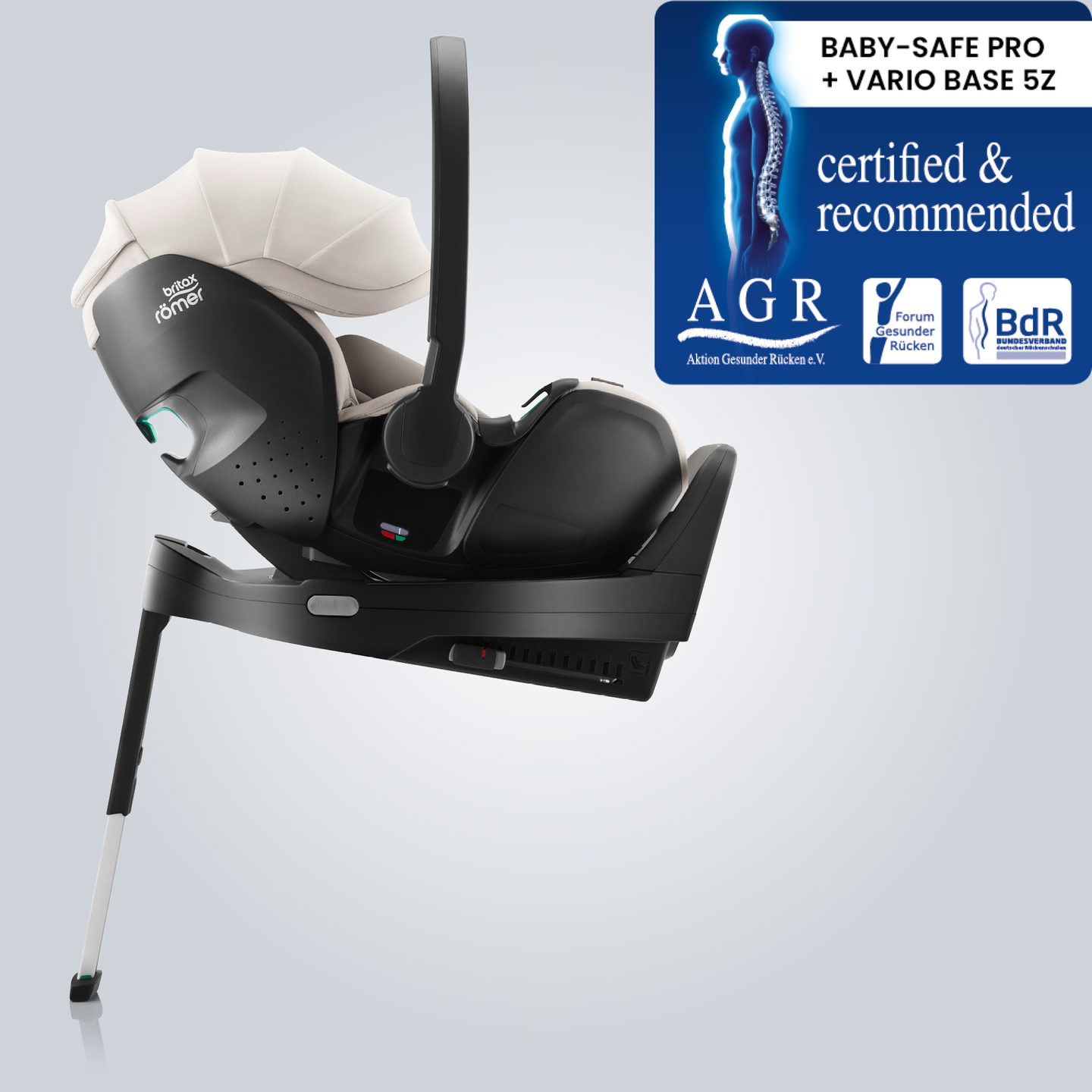 BABY-SAFE PRO nosidełko dla niemowląt w kolorze Soft Taupe, zamontowane na bazie ISOFIX z podp&oacute;rką, pokazane w widoku bocznym z odznaką &bdquo;Tested & Recommended&rdquo; od Aktion Gesunder R&uuml;cken e.V.