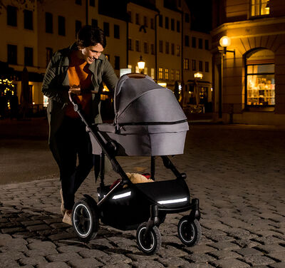 https://www.britax-roemer.pl/dw/image/v2/BBSR_PRD/on/demandware.static/-/Library-Sites-BritaxSharedLibrary/default/dw8e612829/Features/WheeledGoods/Feature-WG-3MReflectors.jpg?sw=400&sh=400&sm=fit