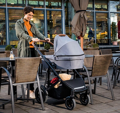 https://www.britax-roemer.pl/dw/image/v2/BBSR_PRD/on/demandware.static/-/Library-Sites-BritaxSharedLibrary/default/dwa8f6ec8b/Features/WheeledGoods/Feature-WG-NarrowBase.jpg?sw=400&sh=400&sm=fit