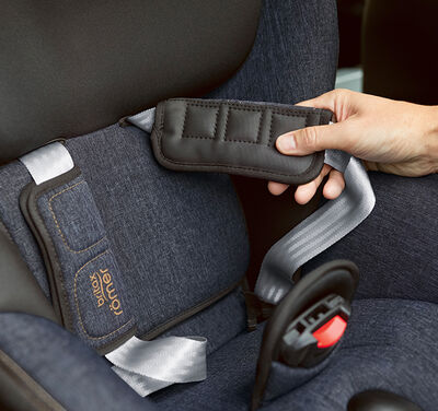 https://www.britax-roemer.pl/dw/image/v2/BBSR_PRD/on/demandware.static/-/Sites-Britax-EU-Library/default/dwbd3f1338/Features/CarSeats/Feature-CS-NeopreneChestPads-9002.jpg?sw=400&sh=400&sm=fit