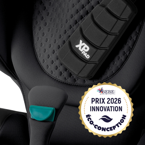 Zbliżenie na fotelik samochodowy Britax Römer KIDFIX PRO z wysokim oparciem, podkreślające logo Eco-Design Innovation 2026 Award i charakterystyczne 3D gwiazdowe tłoczenie LUX collection.